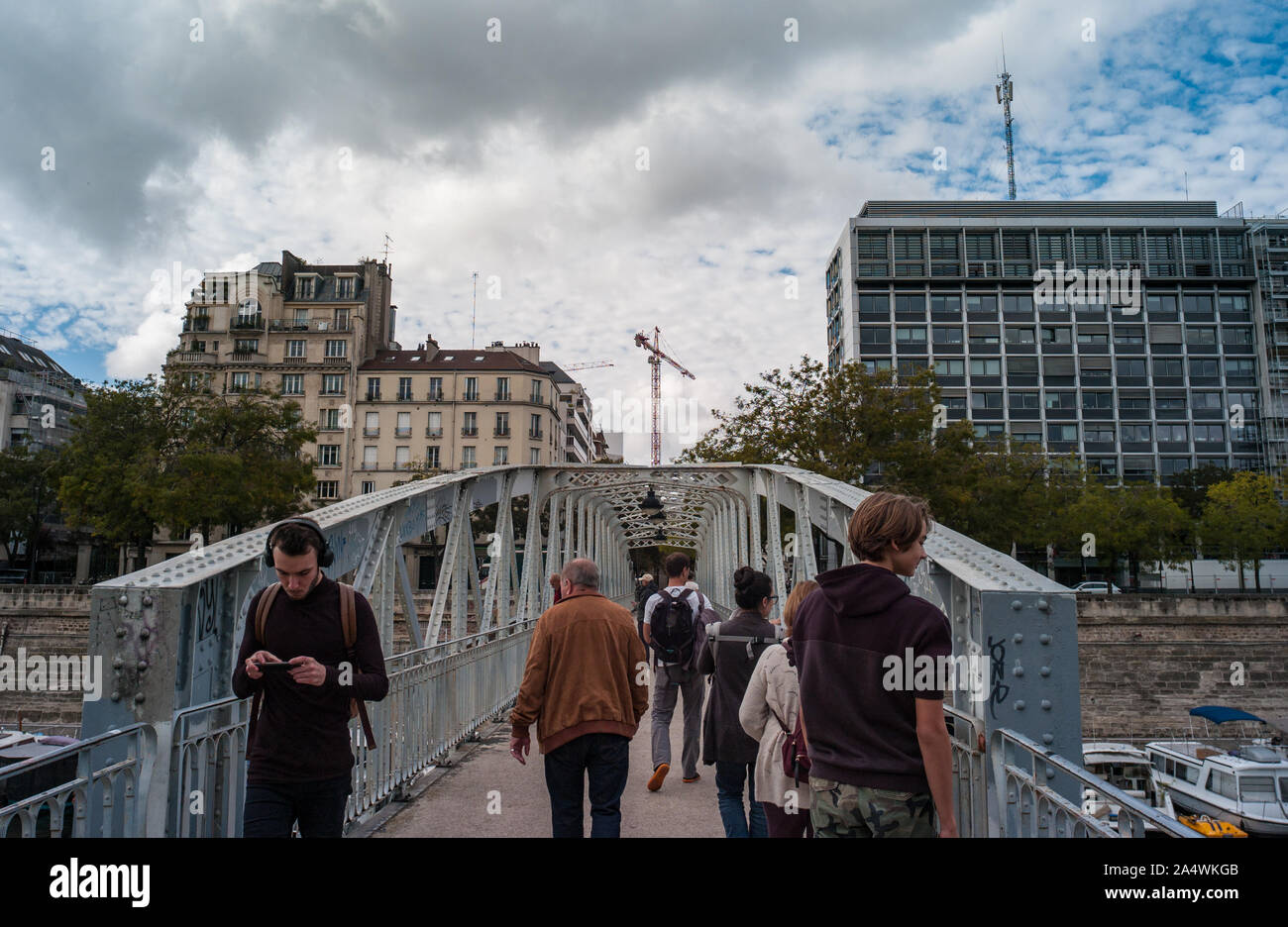 PARIS, FRANCE - 3 octobre, 2019 : personnes marchant sur passerelle au-dessus du bassin de l'Arsenal, près de la Place de la Bastille, dans le centre de Paris Banque D'Images