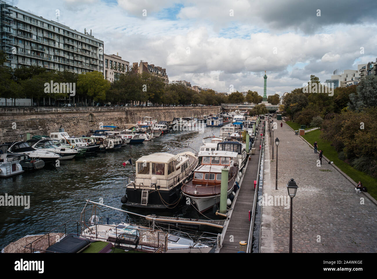 PARIS, FRANCE - 3 octobre, 2019 : vue sur le bassin de l'Arsenal, près de la Place de la Bastille, dans le centre de Paris Banque D'Images