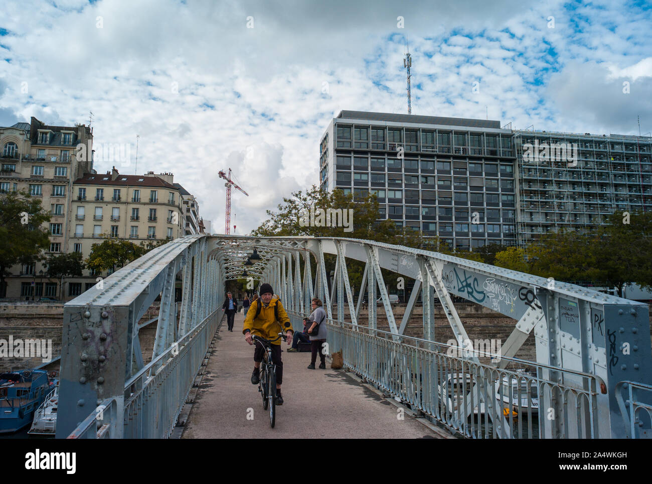 PARIS, FRANCE - 3 octobre, 2019 : traversée cycliste passerelle au-dessus du bassin de l'Arsenal, près de la Place de la Bastille, dans le centre de Paris Banque D'Images