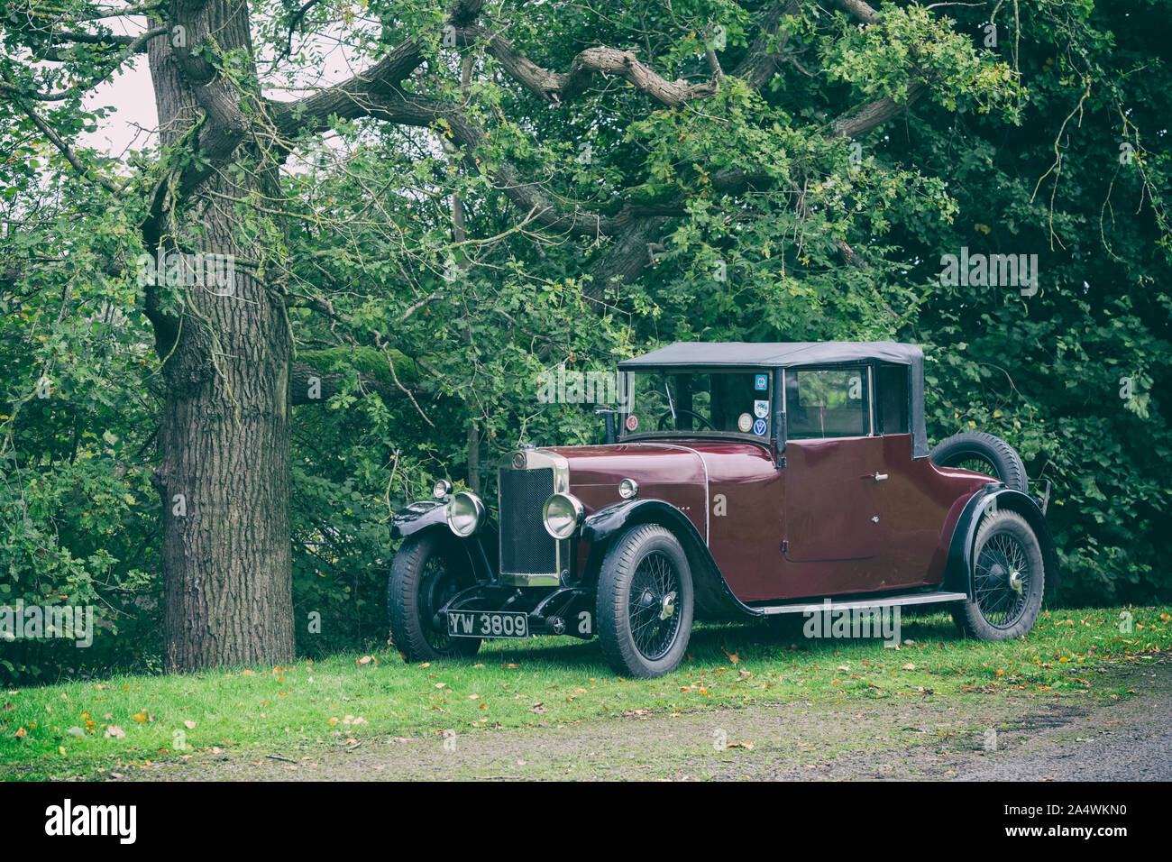 1928 Lea Francis vintage car à un Prescott Hill Climb événement. Le Gloucestershire, Angleterre. Vintage filtre appliqué Banque D'Images