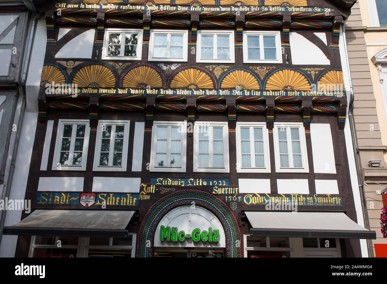 Maison à colombages dans la vieille ville de Hagen, richement décorée, entrée de la chaîne de magasins bon marché, Mäc-Geiz Banque D'Images