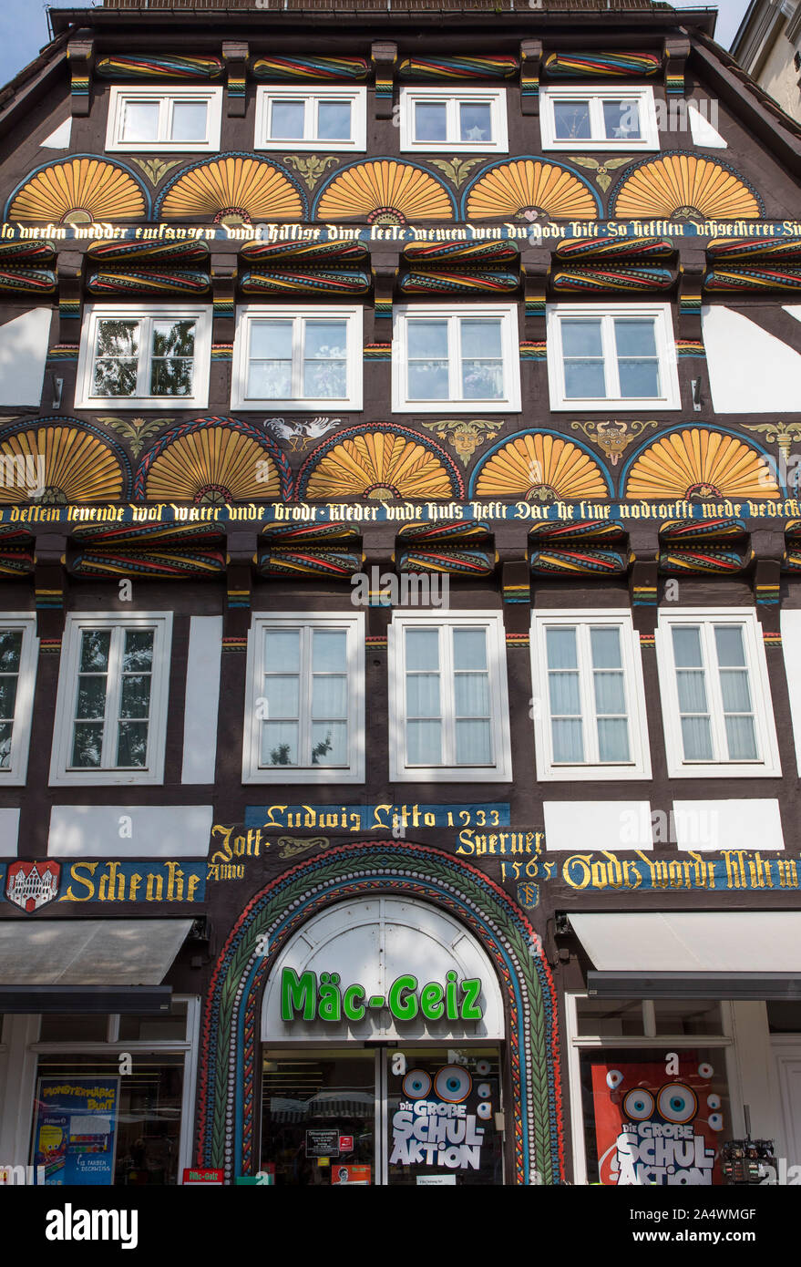 Maison à colombages dans la vieille ville de Hagen, richement décorée, entrée de la chaîne de magasins bon marché, Mäc-Geiz Banque D'Images