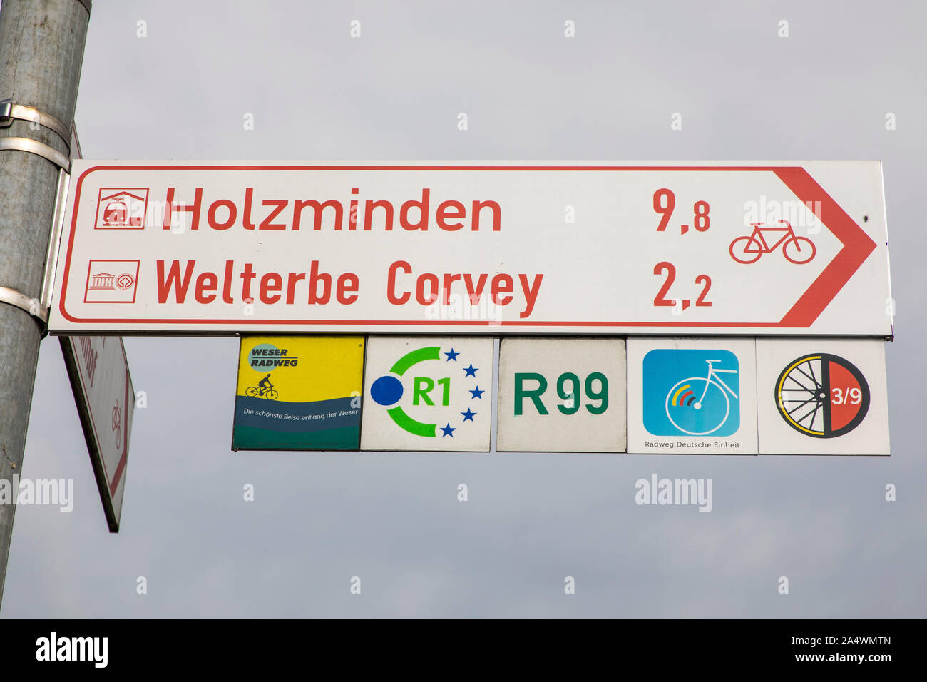 Panneau pour les cyclistes en Höxter, piste cyclable de la Weser, Banque D'Images