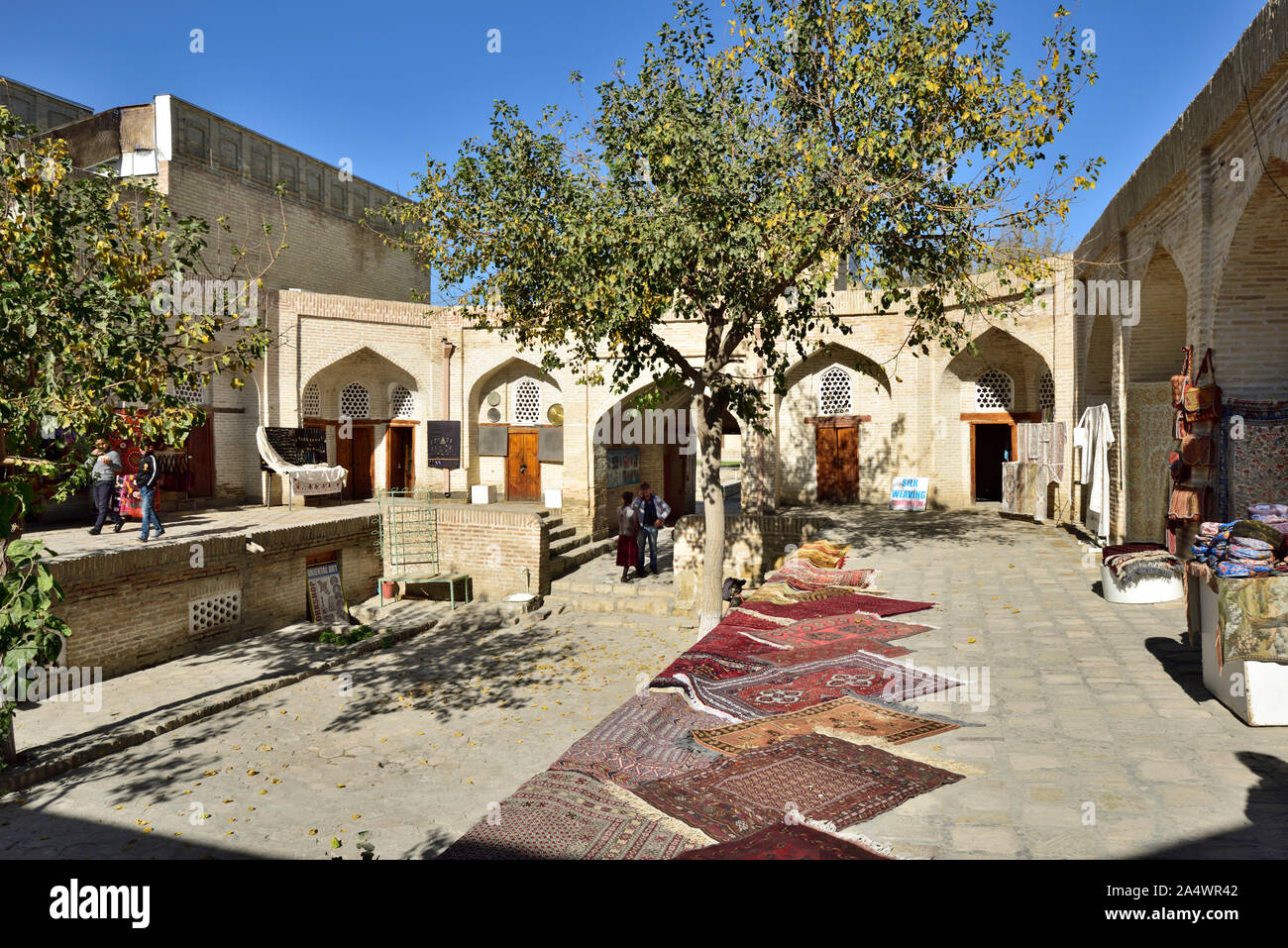 Le bazar des tapis dans un ancien caravansérail. Boukhara, Site du patrimoine mondial de l'UNESCO. L'Ouzbékistan Banque D'Images