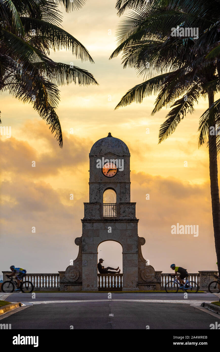 Tour de l'horloge de bord de mer au lever du soleil sur l'Ocean Boulevard à Worth Avenue à Palm Beach, en Floride. (USA) Banque D'Images