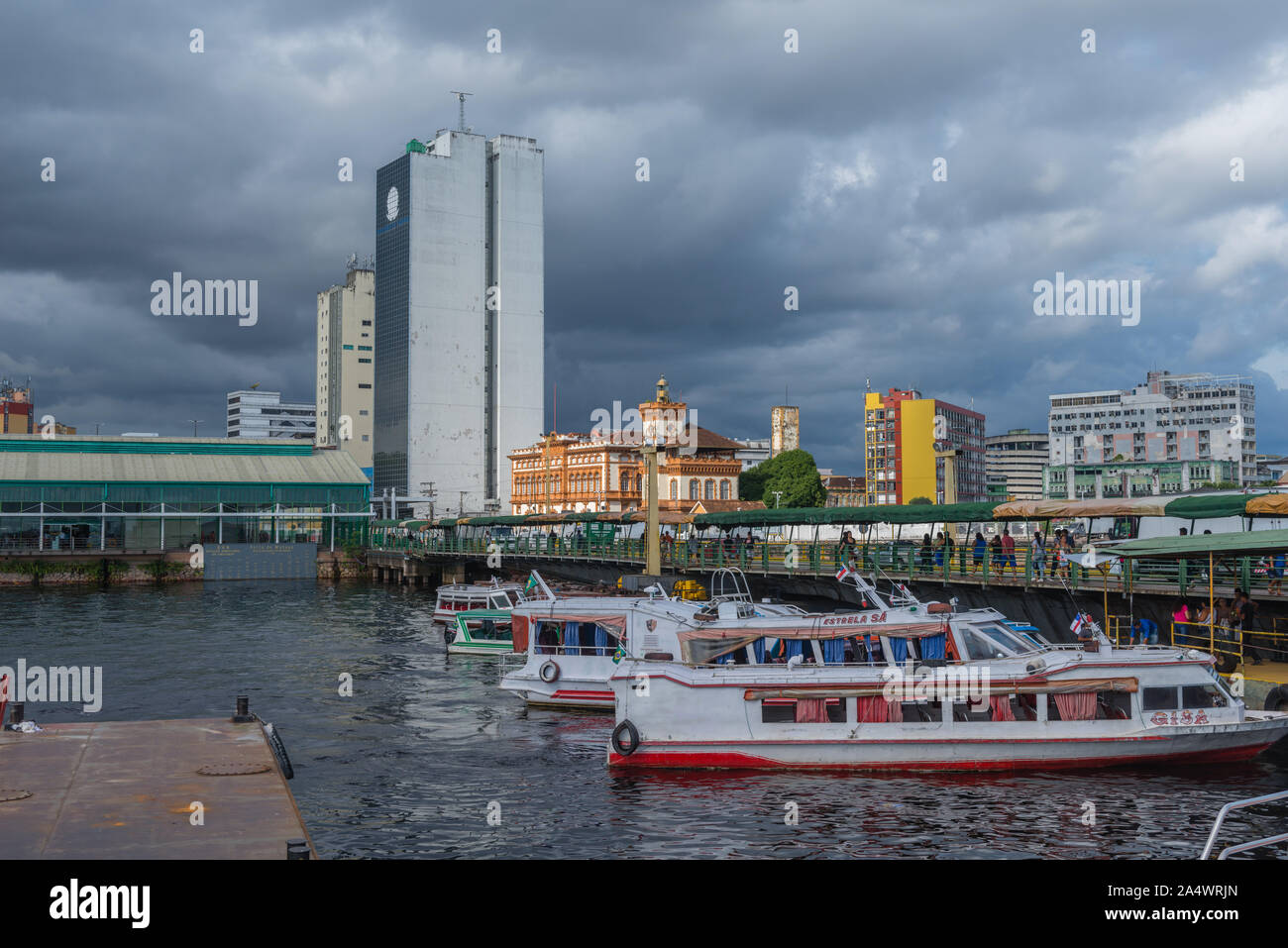 Le Flutante Porto ou flottante avec port pour bateaux de vitesse Amazon tours touristiques, Manaus, l'Amazone, Brésil, Amérique Latine Banque D'Images