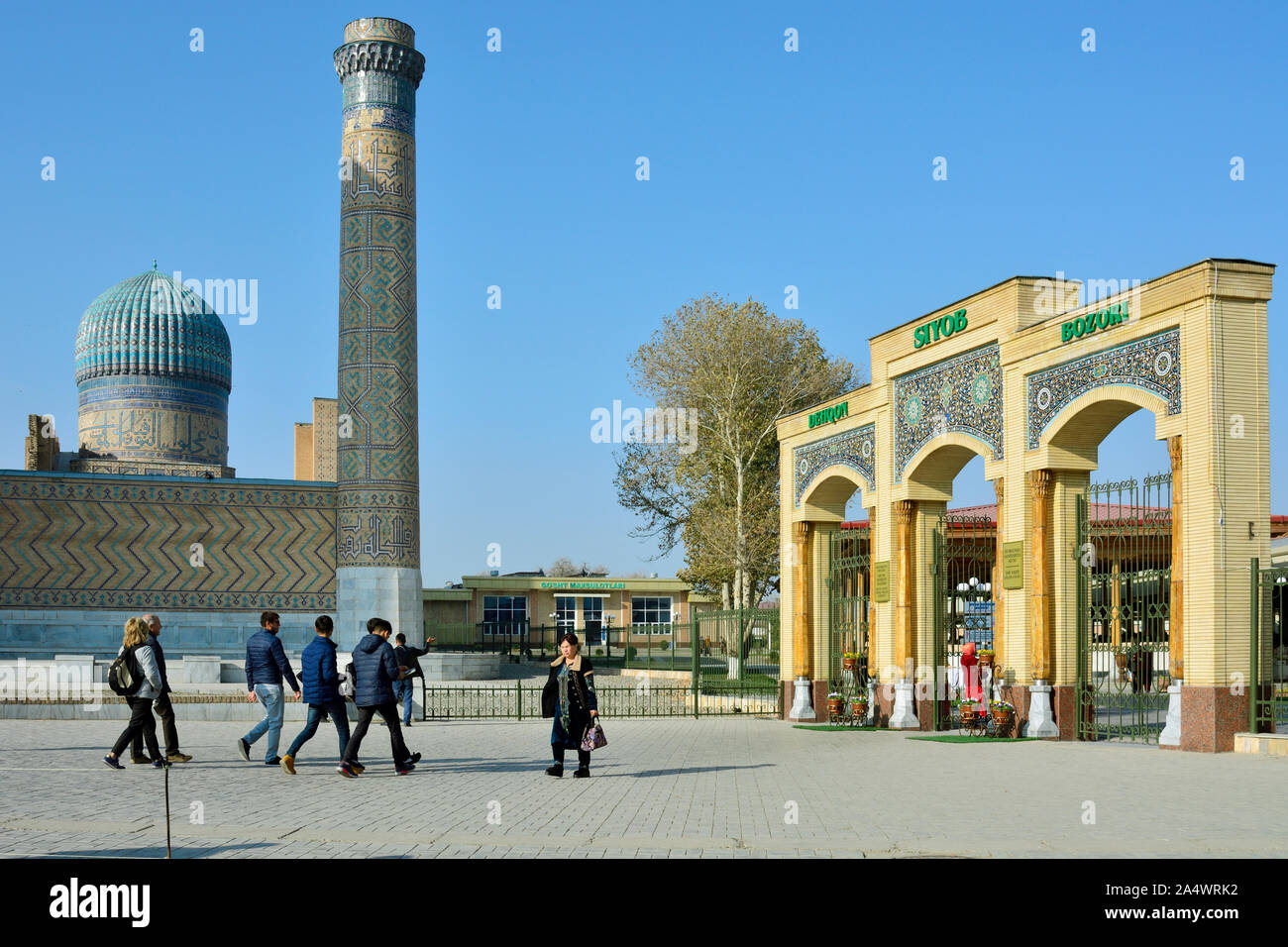 Scène de rue avec la porte principale de la célèbre Siyob bazar et mosquée de Bibi-Khanum. Samarkand, Site du patrimoine mondial de l'UNESCO. L'Ouzbékistan Banque D'Images