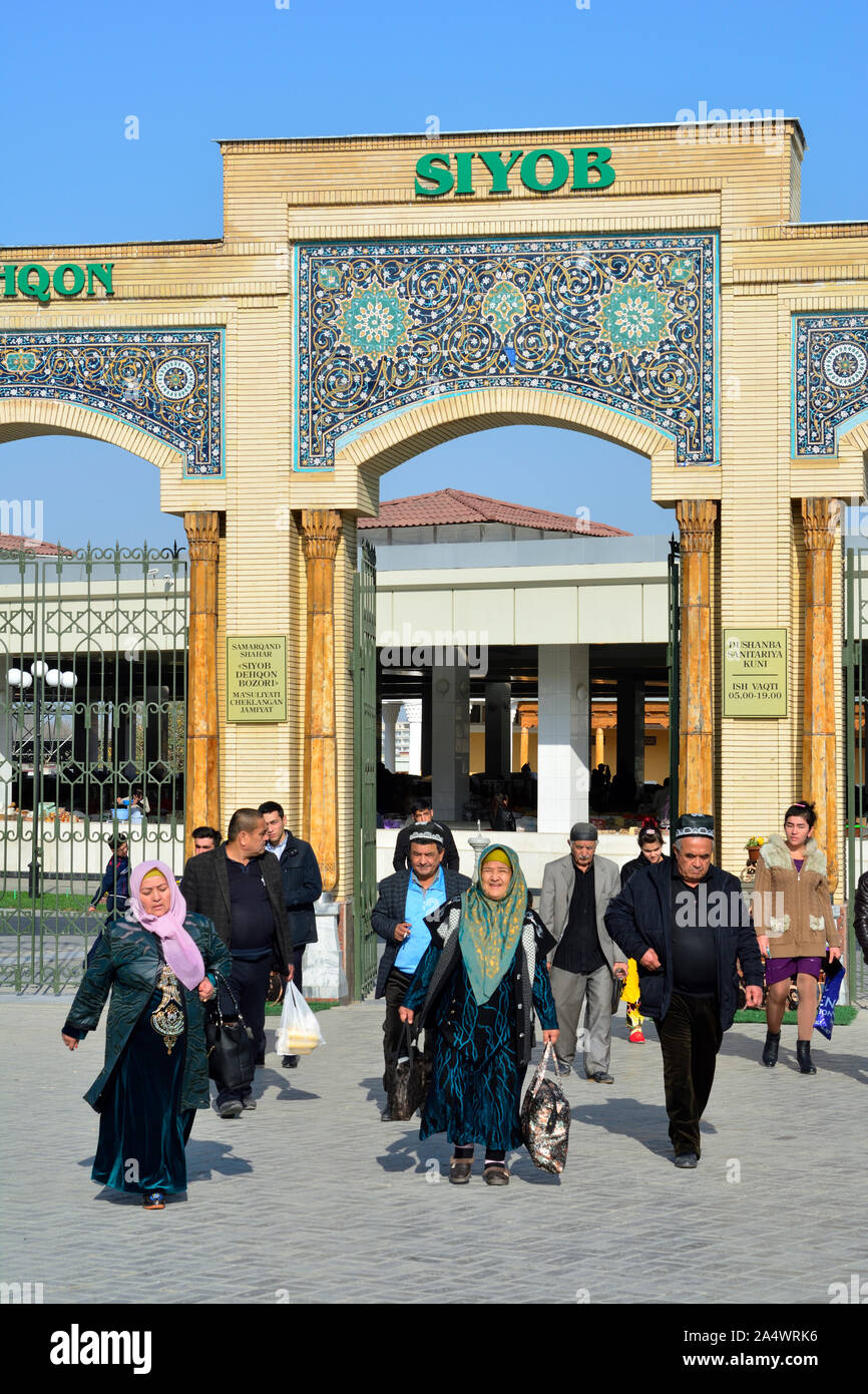 Scène de rue en face de la porte principale de la célèbre Siyob Bazar. Samarkand, Site du patrimoine mondial de l'UNESCO. L'Ouzbékistan Banque D'Images