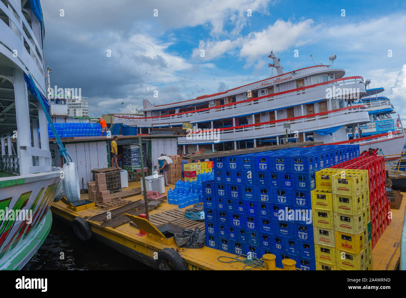 Le Flutante Porto ou flottante, port bateaux lents d'être chargés pour leur Amazon tour, Manaus, Amazonie, Brésil, Amérique Latine Banque D'Images
