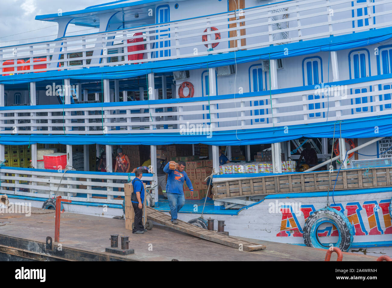 Le Flutante Porto ou flottante, port bateaux lents d'être chargés pour leur Amazon tour, Manaus, Amazonie, Brésil, Amérique Latine Banque D'Images