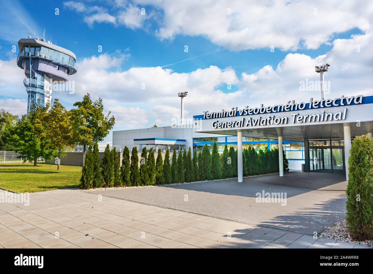 BRATISLAVA, SLOVAQUIE - 6 octobre 2019 : Entrée de l'aviation générale de l'aéroport de Bratislava avec tour de contrôle de la circulation aérienne en arrière-plan (Slova Banque D'Images