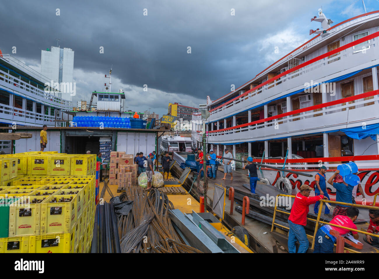 Le Flutante Porto ou flottante, port bateaux lents d'être chargés pour leur Amazon tour, Manaus, Amazonie, Brésil, Amérique Latine Banque D'Images