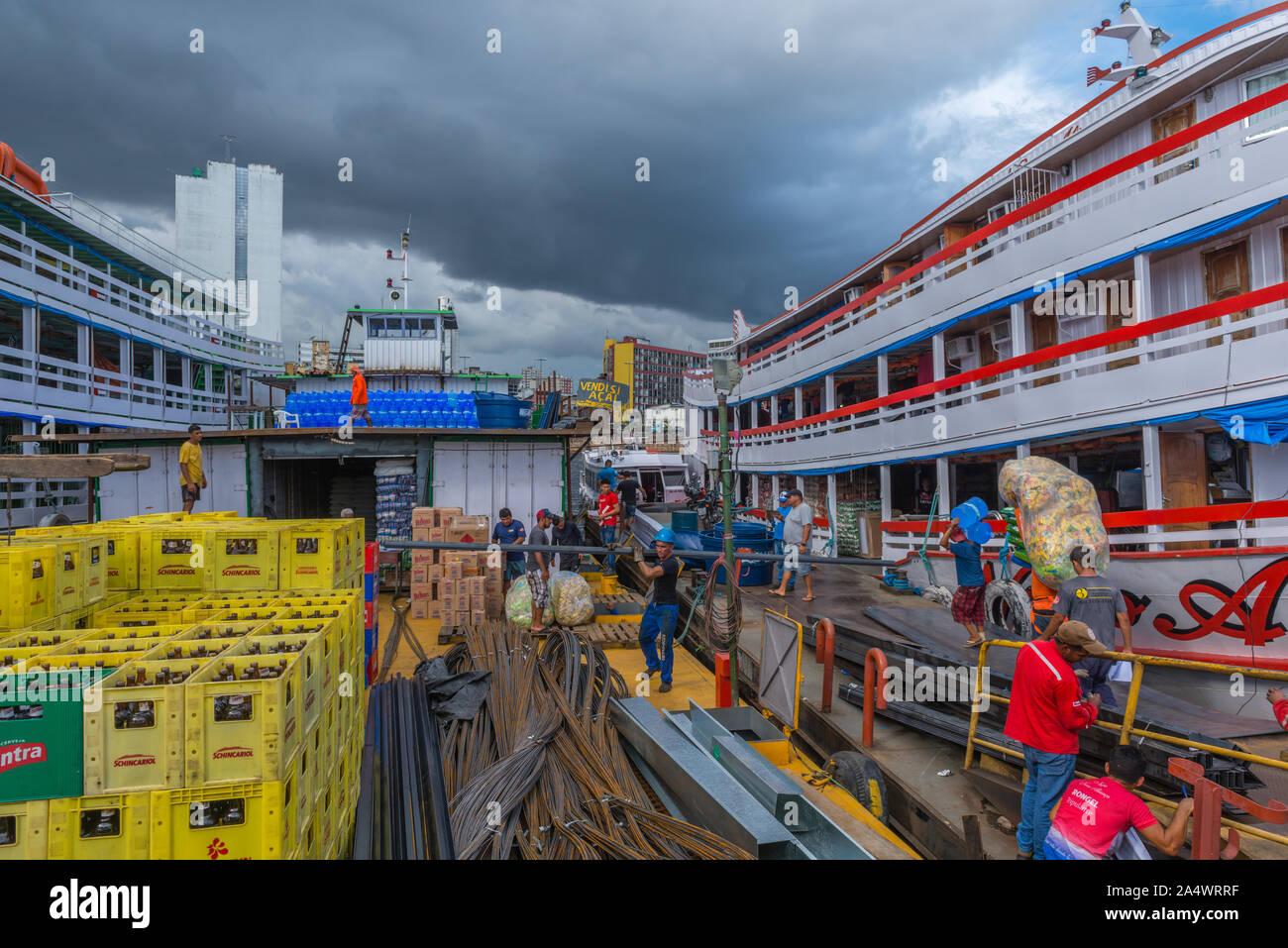 Le Flutante Porto ou flottante, port bateaux lents d'être chargés pour leur Amazon tour, Manaus, Amazonie, Brésil, Amérique Latine Banque D'Images