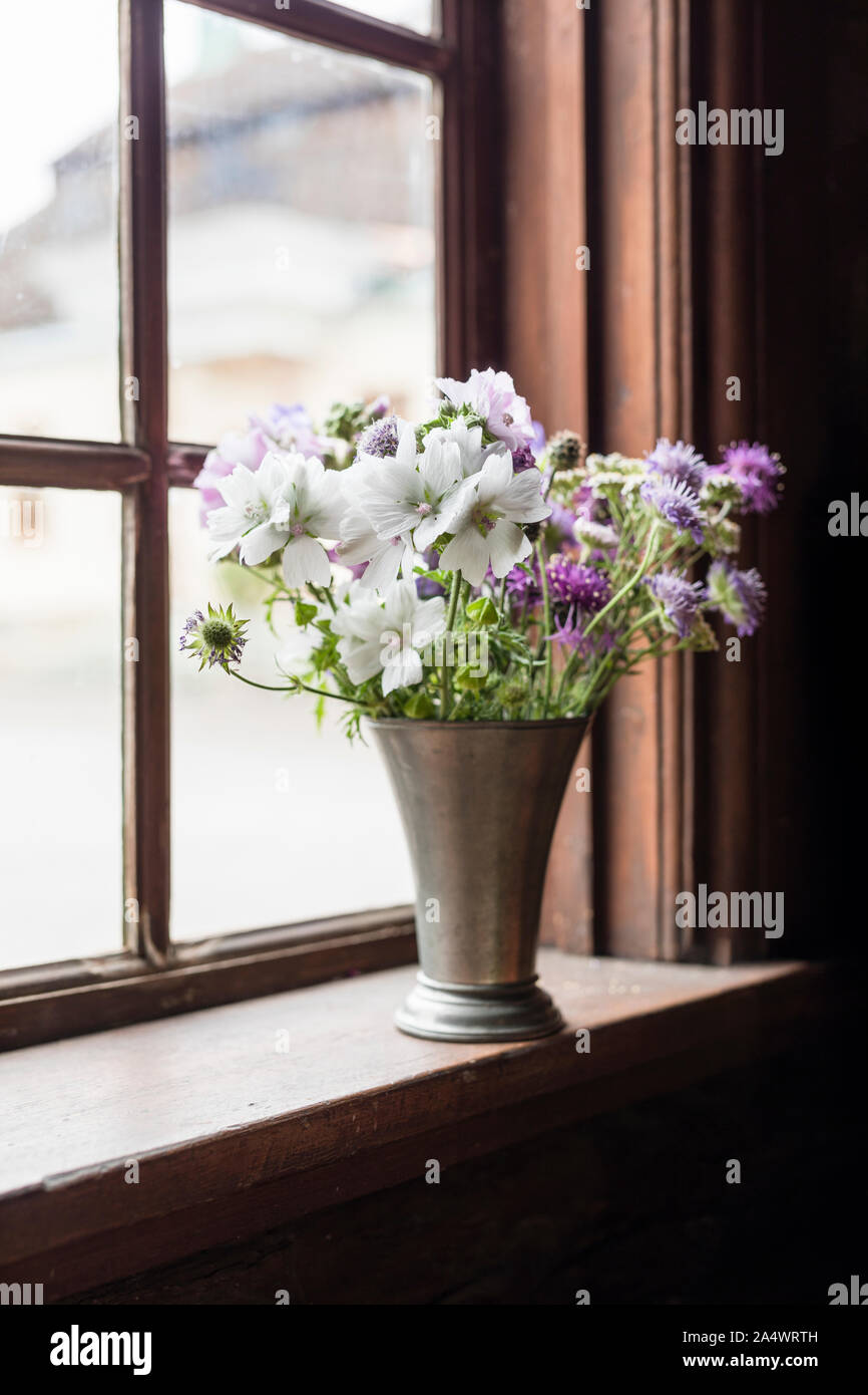 Un bouquet d'été frais dans une vieille fenêtre Banque D'Images