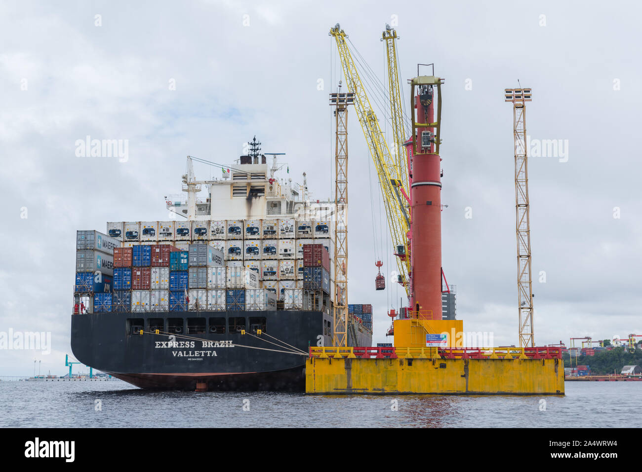 Container Ship ' Express Brésil" en cours de déchargement par grue, à un quai Manaus, l'Amazone, Brésil, Amérique Latine Banque D'Images