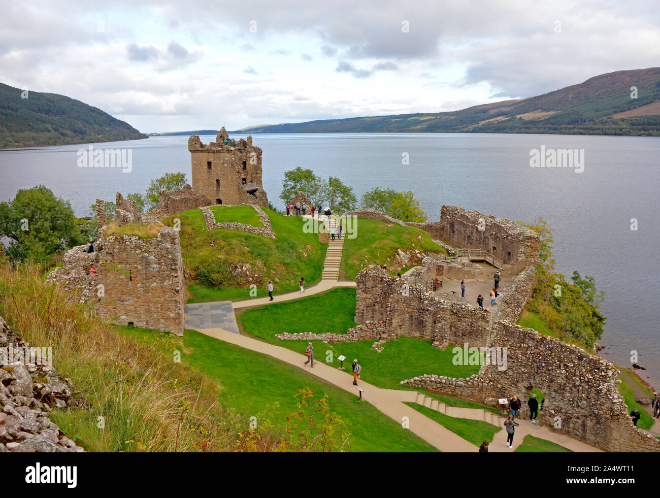 Une vue sur les ruines du Nether Bailey à Urquhart Castle Surplombant le Loch Ness, Ecosse, Royaume-Uni, Europe. Banque D'Images