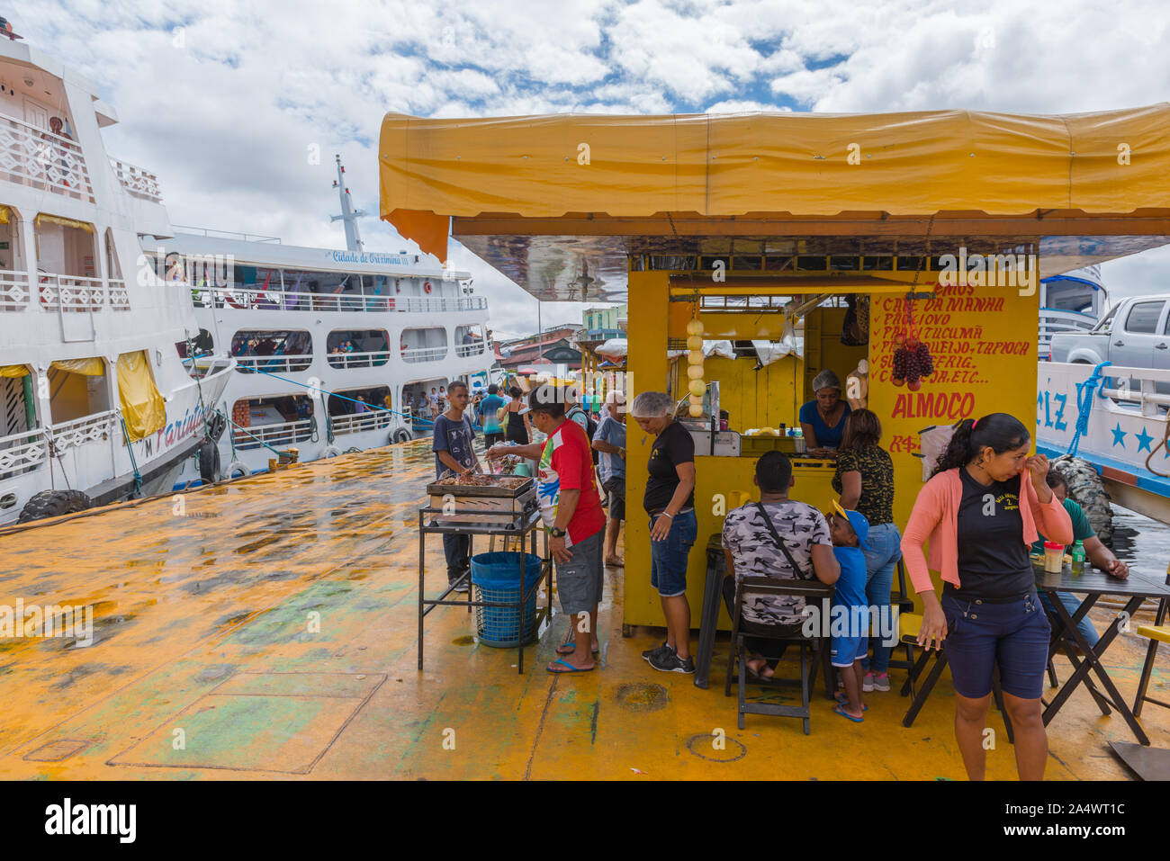 Le Flutante Porto ou flottante, port bateaux lents d'être chargés pour leur Amazon tour, Manaus, Amazonie, Brésil, Amérique Latine Banque D'Images