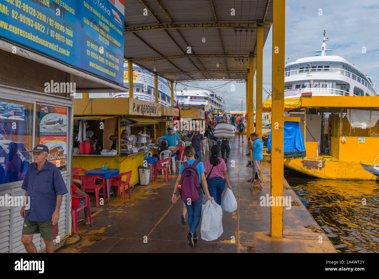 Le Flutante Porto ou flottante, port bateaux lents d'être chargés pour leur Amazon tour, Manaus, Amazonie, Brésil, Amérique Latine Banque D'Images