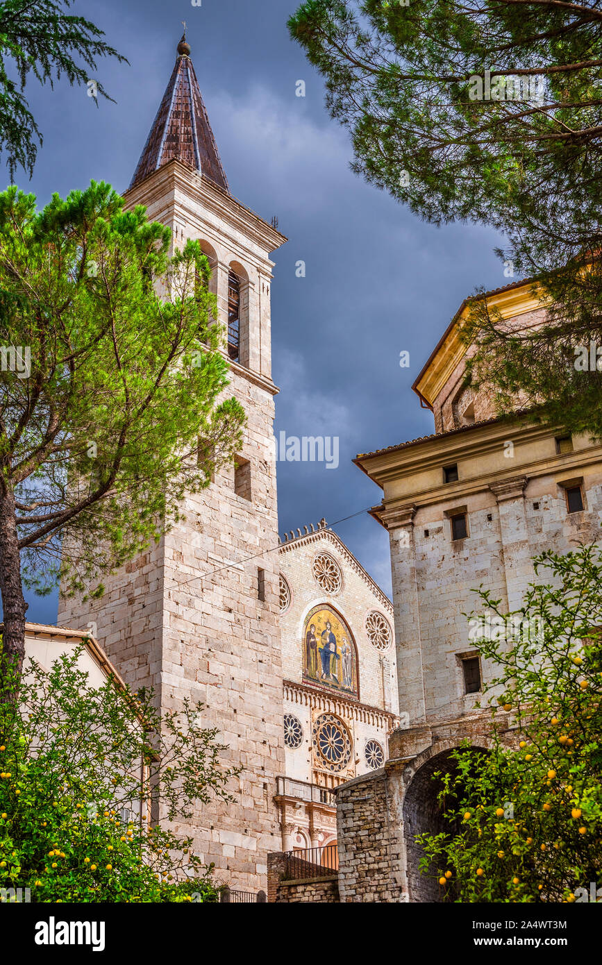 Vue sur la magnifique façade de la cathédrale de Spolète et clocher achevé au 13ème siècle, de la Piazza della Signoria Banque D'Images