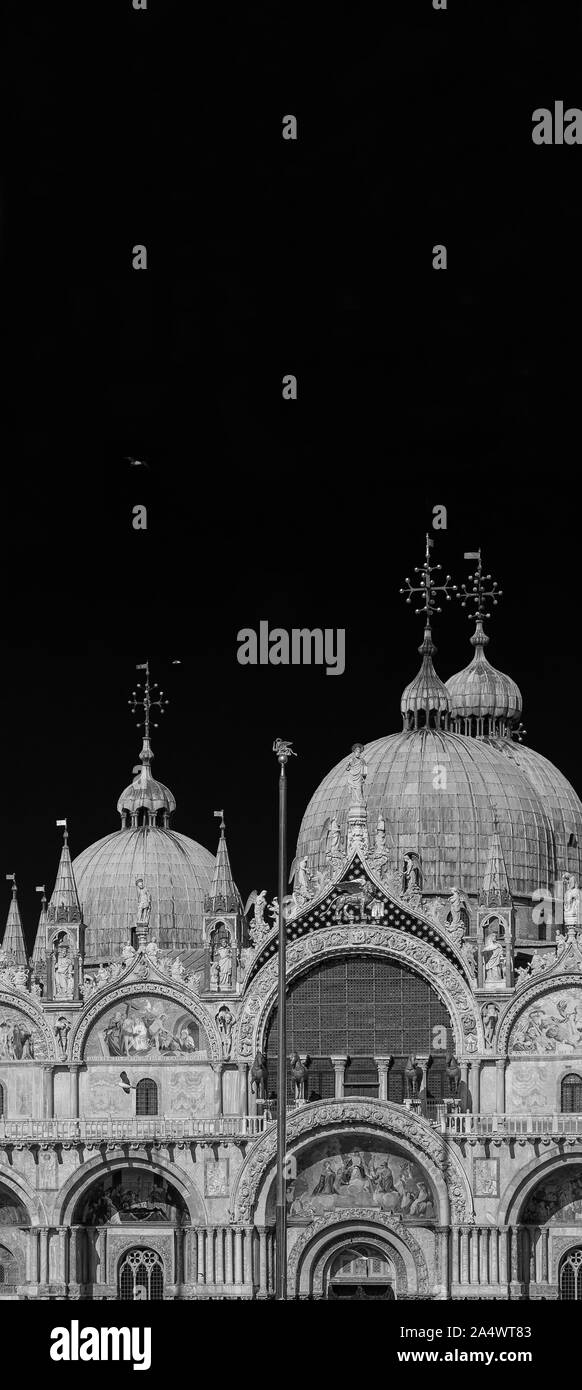 Vue partielle de la Basilique Saint Marc à Venise, construite en style gothique et byzantine au Moyen Âge (en noir et blanc avec copie espace ci-dessus) Banque D'Images