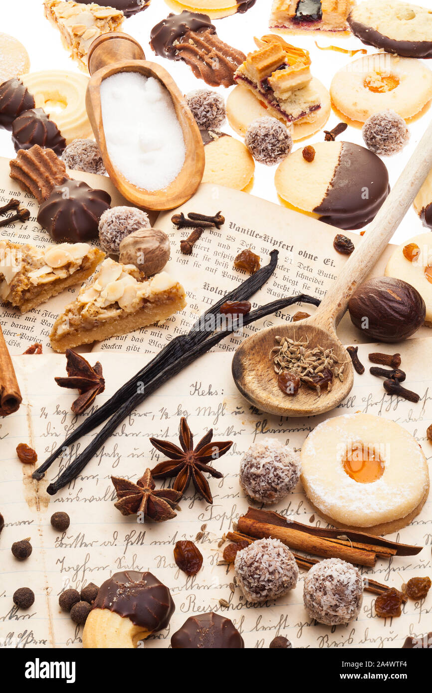 De nombreuses épices et des biscuits Banque D'Images