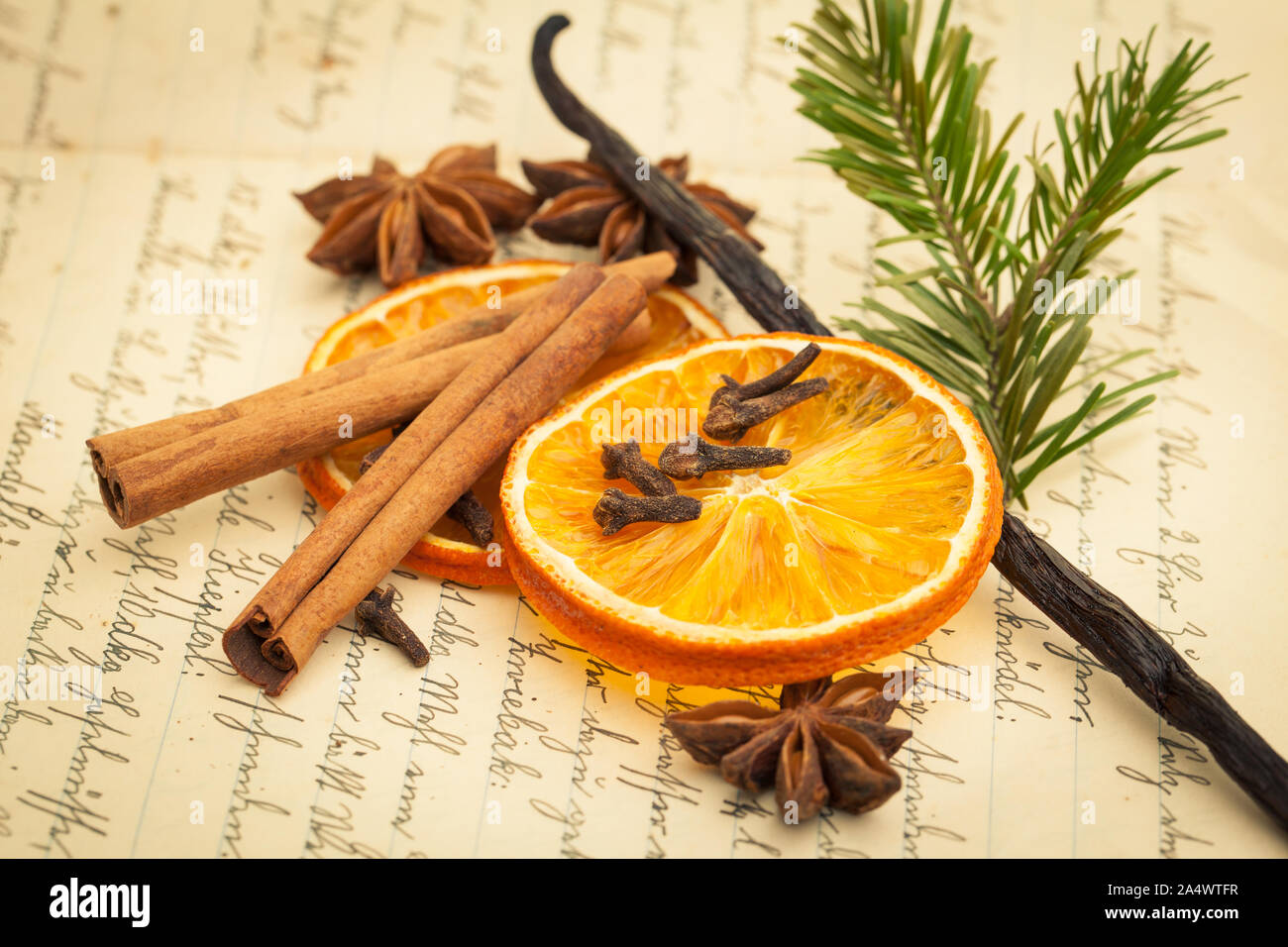 Décoration de Noël sur de vieux cookbook Banque D'Images