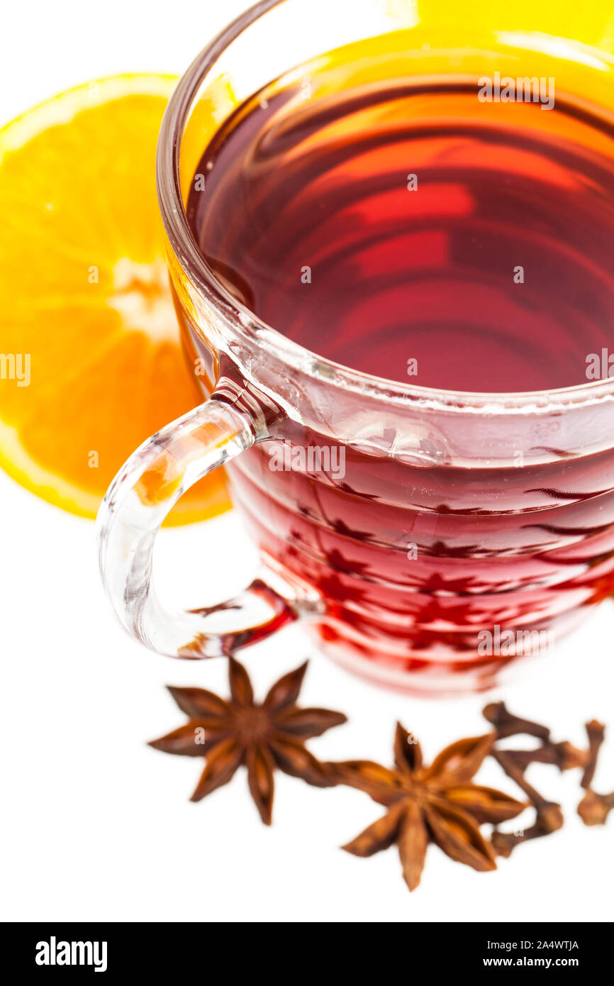 Extrait de vin épicé chaud isolé sur fond blanc Banque D'Images