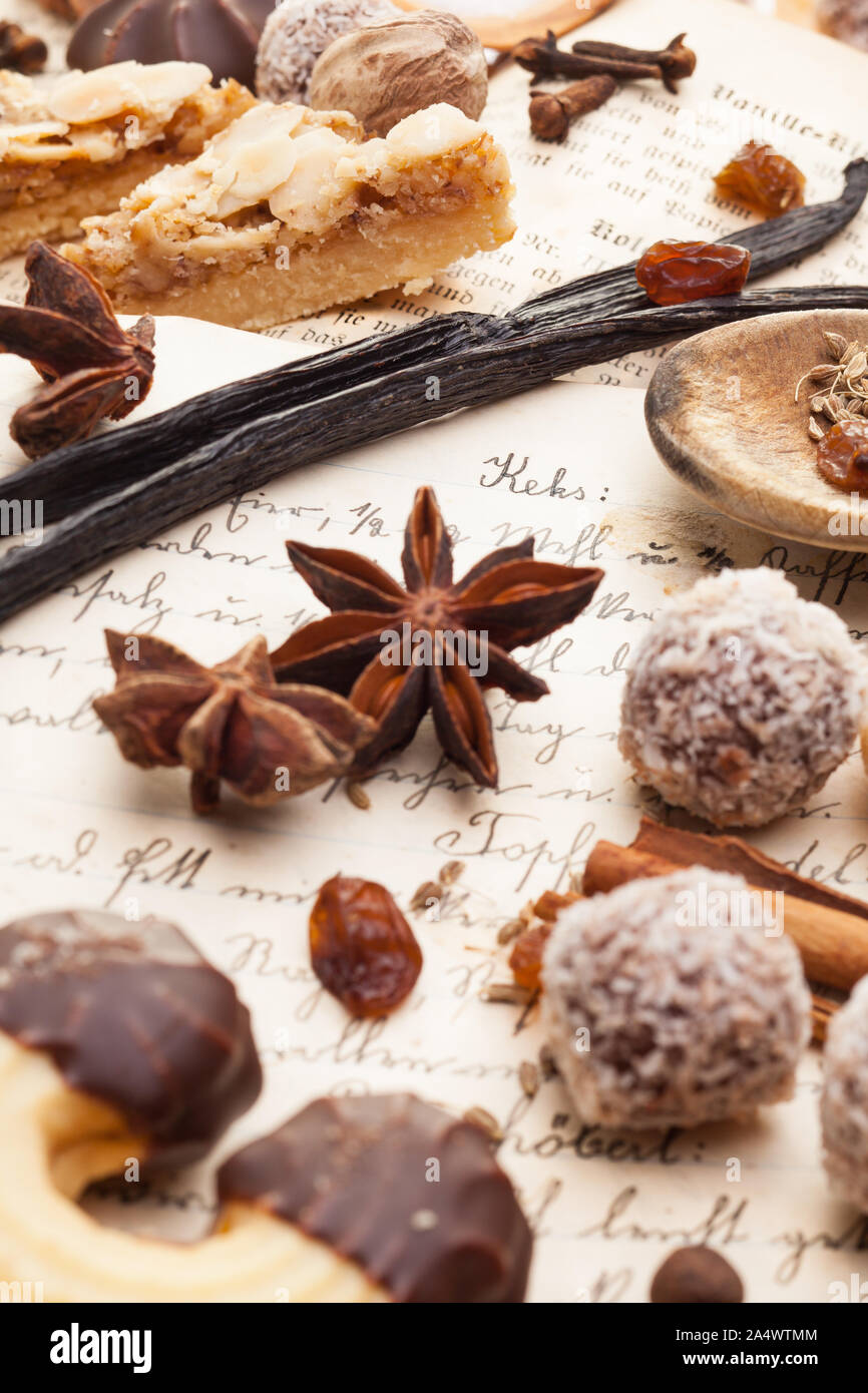 Les biscuits et les épices couché sur un livre de cuisine Banque D'Images
