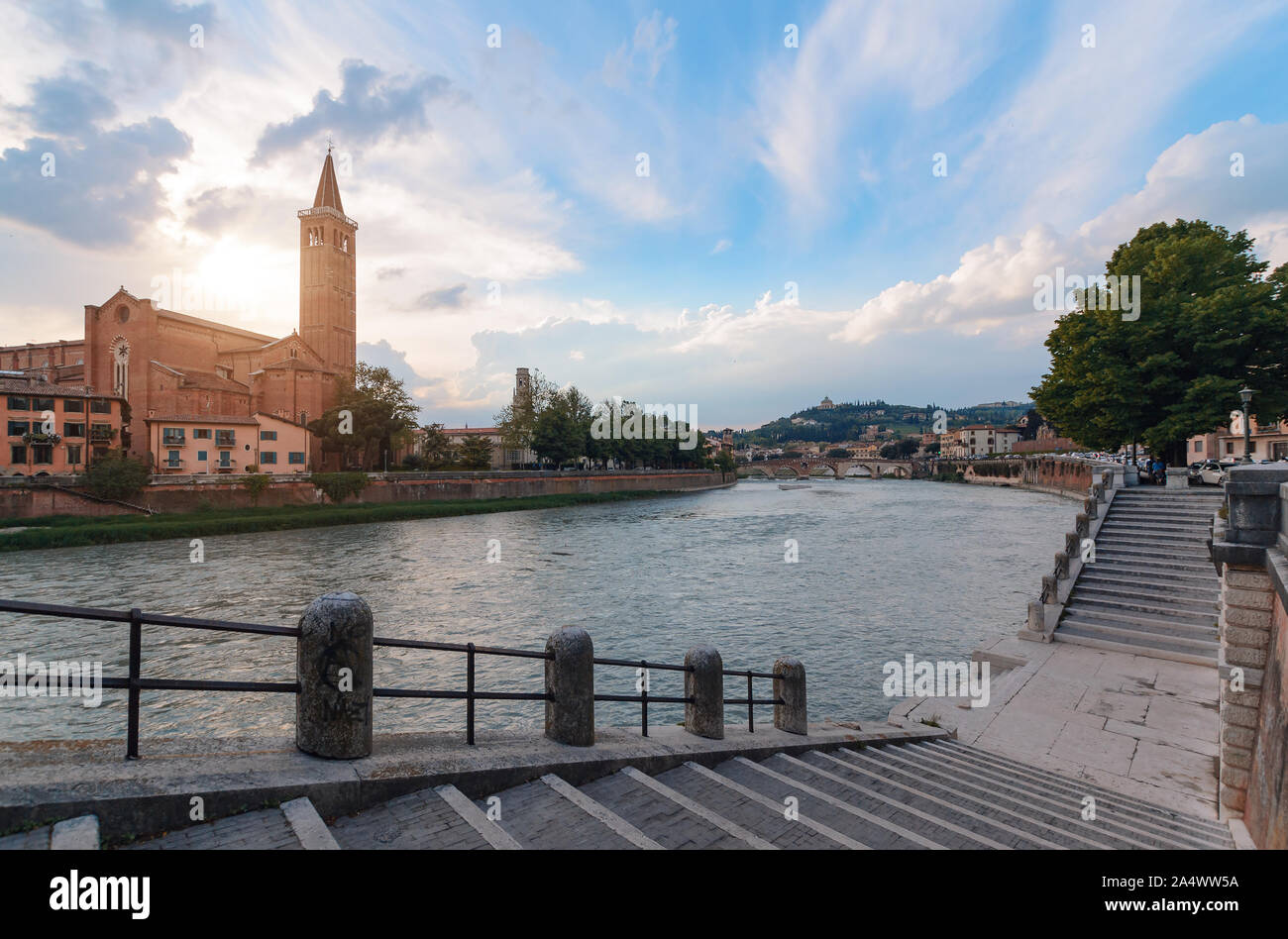 Vue panoramique sur la rivière dige dans la soirée à Vérone Banque D'Images
