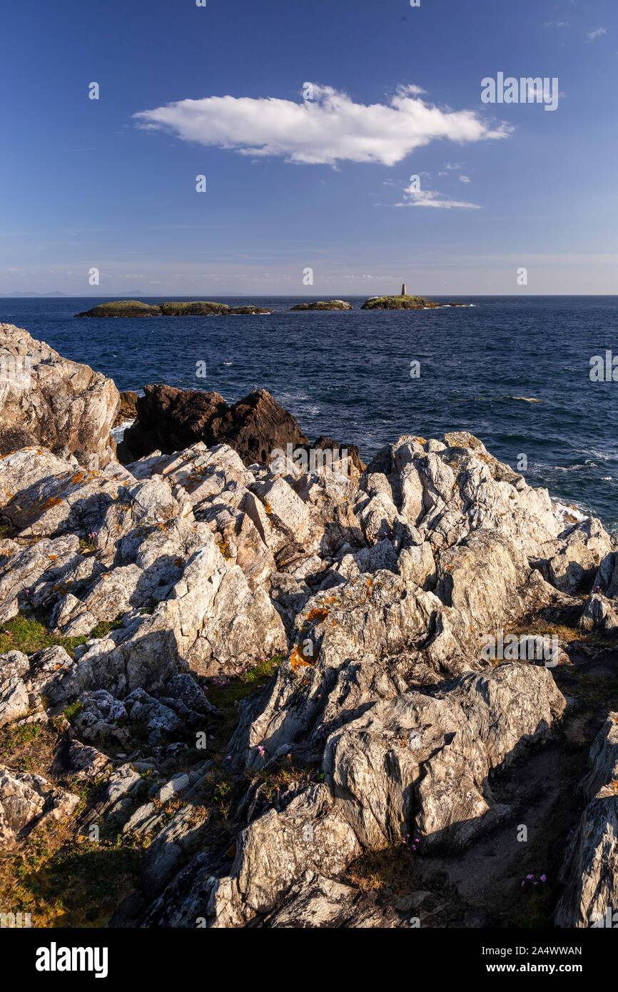 La côte rocheuse et à l'île d'Anglesey, Rhoscolyn, au nord du Pays de Galles lors d'une journée ensoleillée Banque D'Images