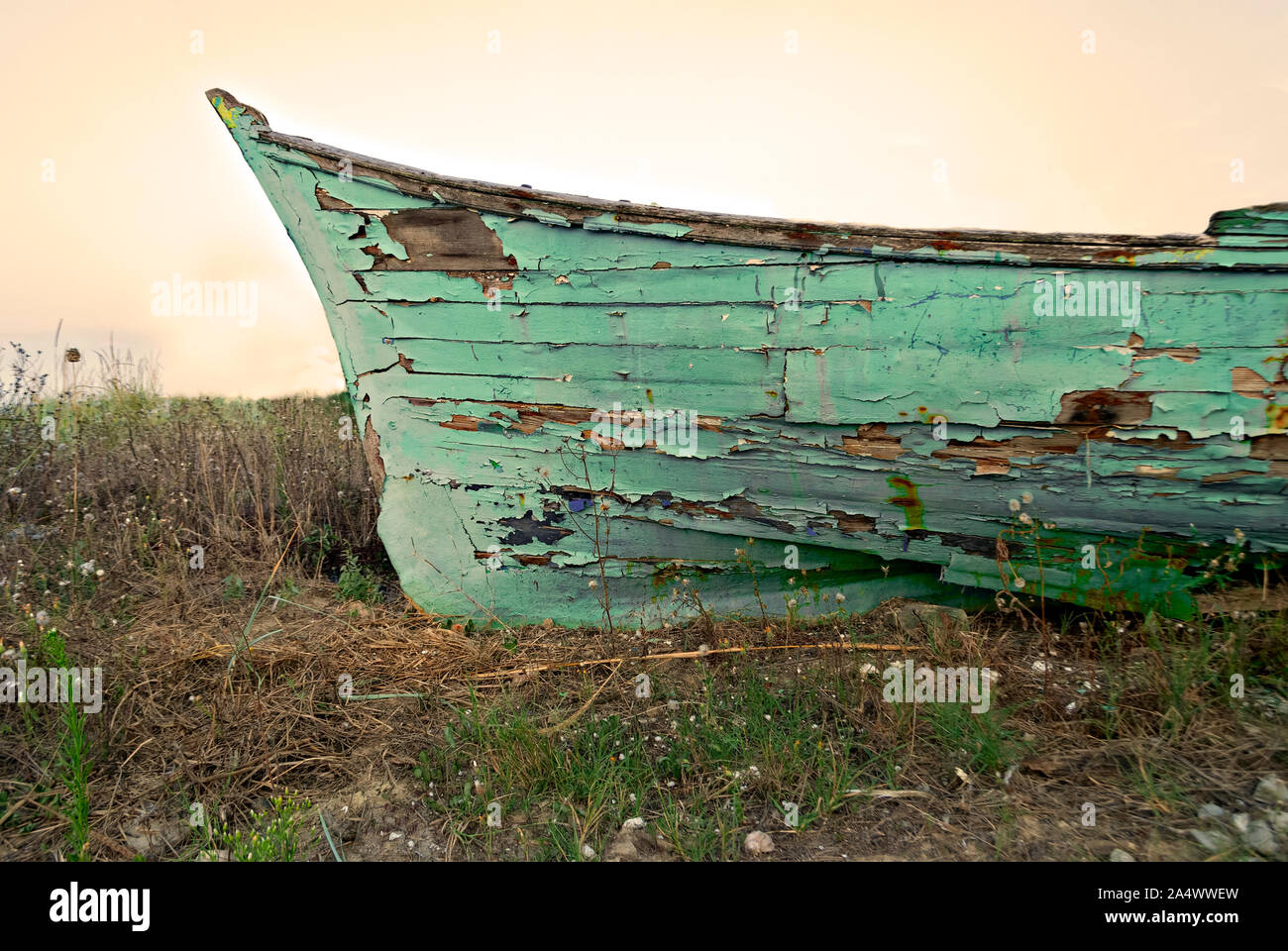 Vieux bateau de pêche sur la rive ; Banque D'Images