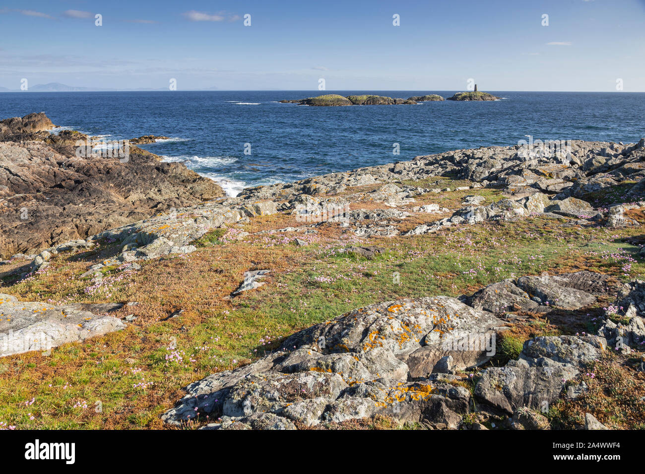 La côte rocheuse et à l'île d'Anglesey, Rhoscolyn, au nord du Pays de Galles lors d'une journée ensoleillée Banque D'Images