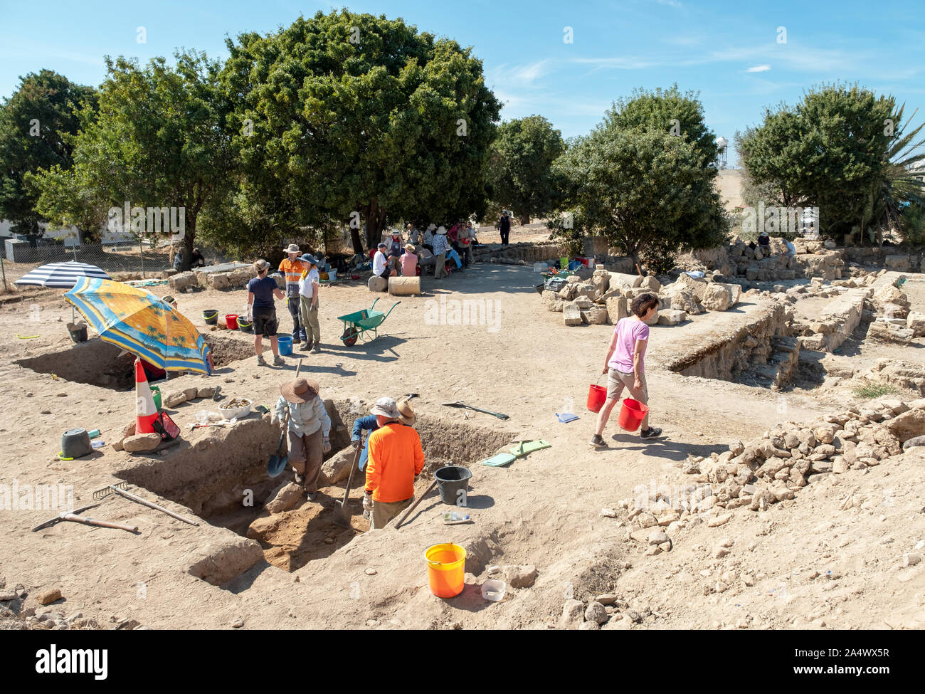 Les archéologues travaillant sur un site autour de la catacombes à Neo Paphos qui est un site protégé par l'Unesco d'intérêt spécial à la ville de Paphos, Chypre. Banque D'Images