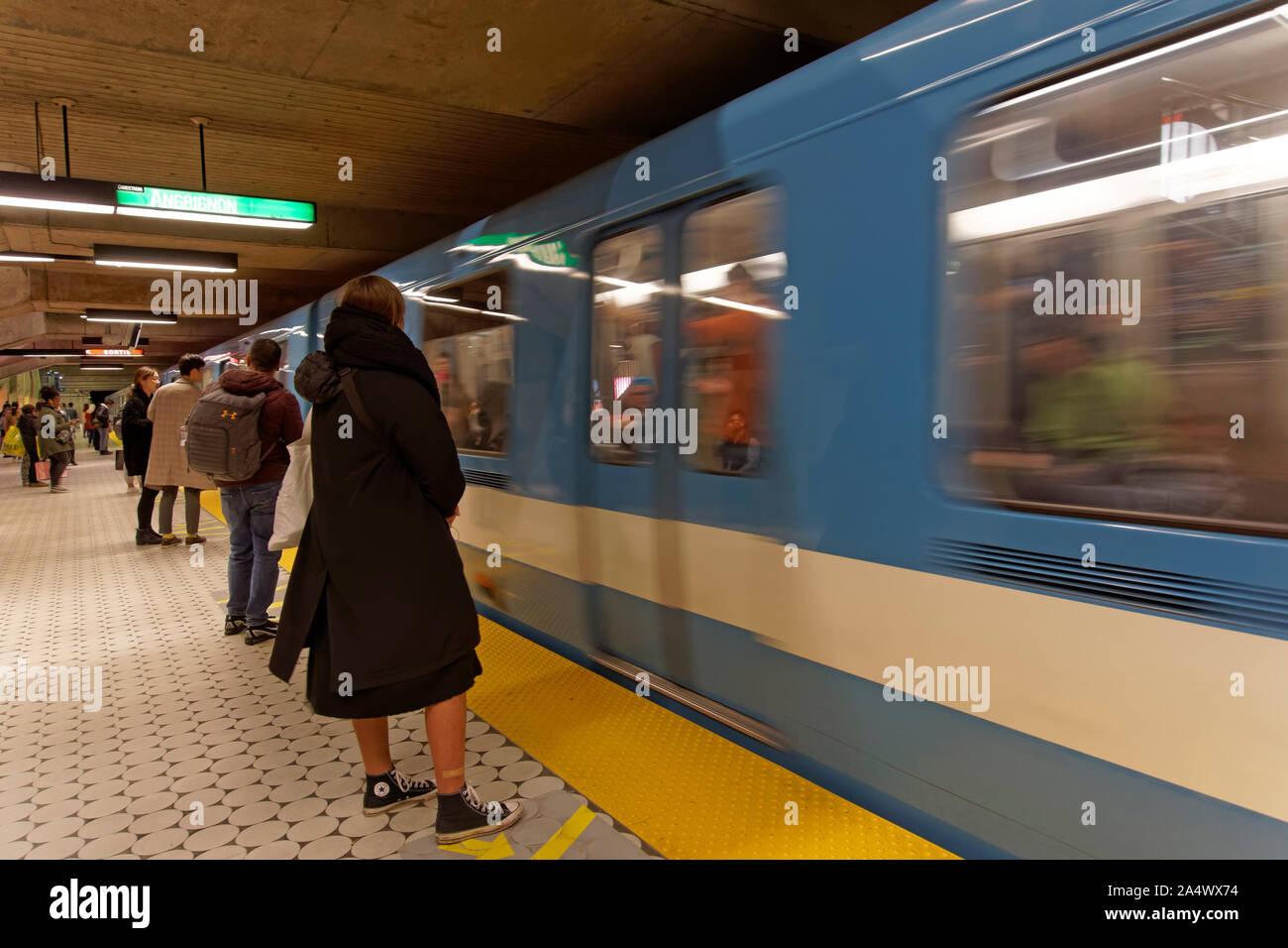 Les personnes attendant de monter à bord de la rame de métro à une station de métro à Montréal, Québec, Canada Banque D'Images