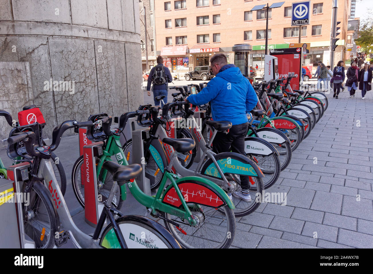 Louer un vélo à l'homme un vélo partager la parole à Montréal, Québec, Canada Banque D'Images