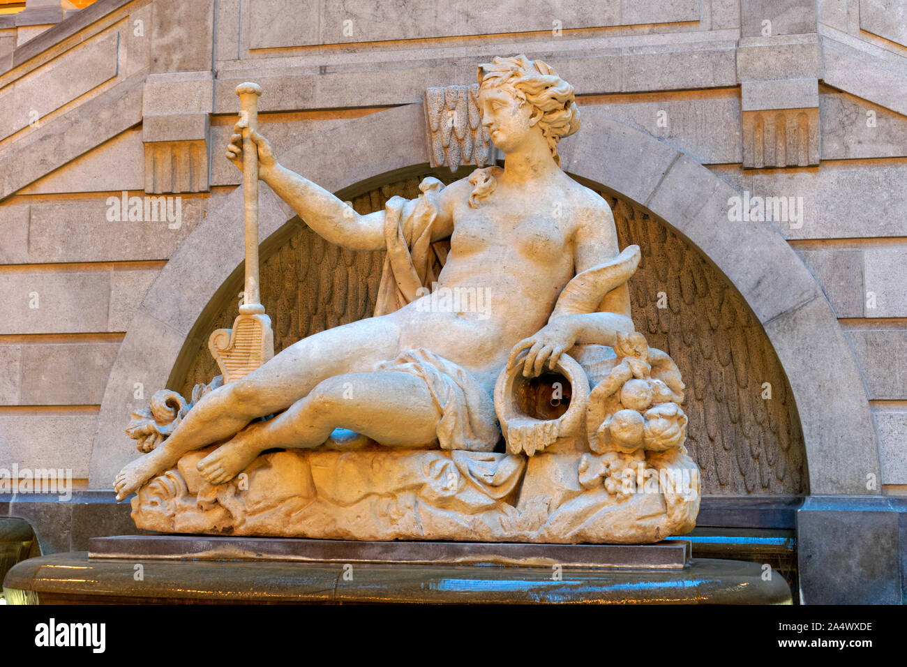 Statue de la déesse grecque de la mer Amphitrite au World Trade Centre ou au Centre de commerce mondial, Montréal, Québec, Canada Banque D'Images