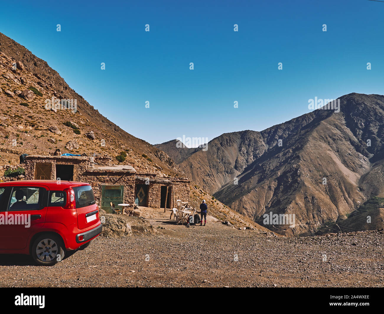 Restaurant Marocain à distance traditionnelle dans un col de montagne du Haut Atlas, Maroc, Afrique Banque D'Images Restaurant Marocain à distance traditionnelle dans un col de montagne du Haut Atlas, Maroc, Afrique Banque D'Images