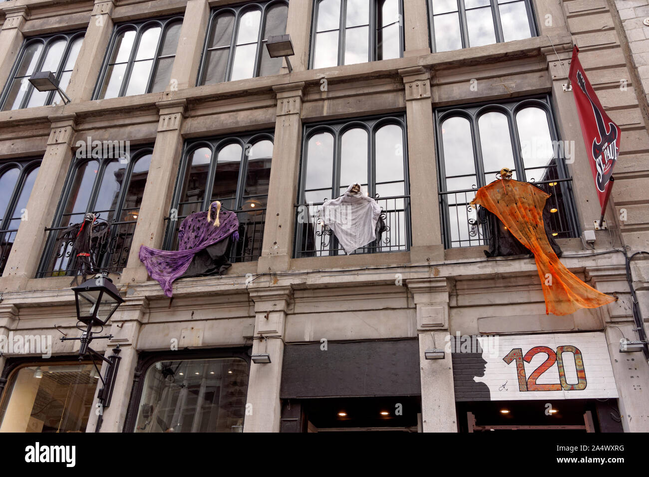 Halloween décorations sur la façade d'un bâtiment historique, dans le Vieux Montréal, Québec, Canada Banque D'Images