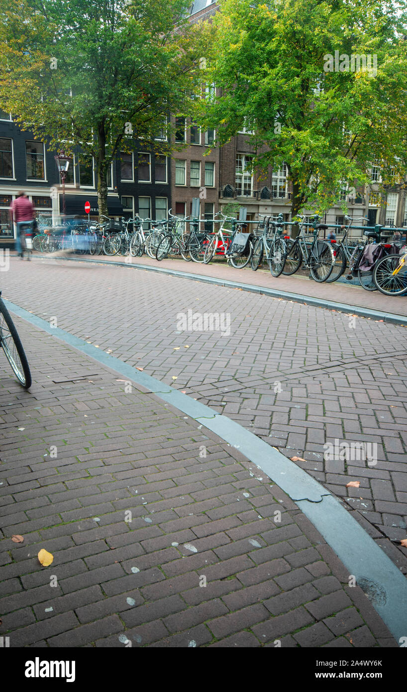 Des vélos sur un pont-canal dans le centre d'Amsterdam, Pays-Bas Banque D'Images