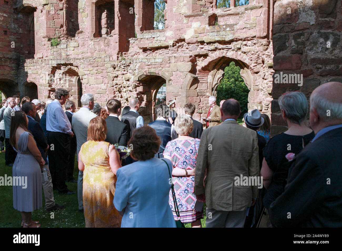 Cette image se rapporte à une cérémonie de mariage dans le Shropshire. Mariage, d'après l'époux, remonte au 11ème siècle. Banque D'Images