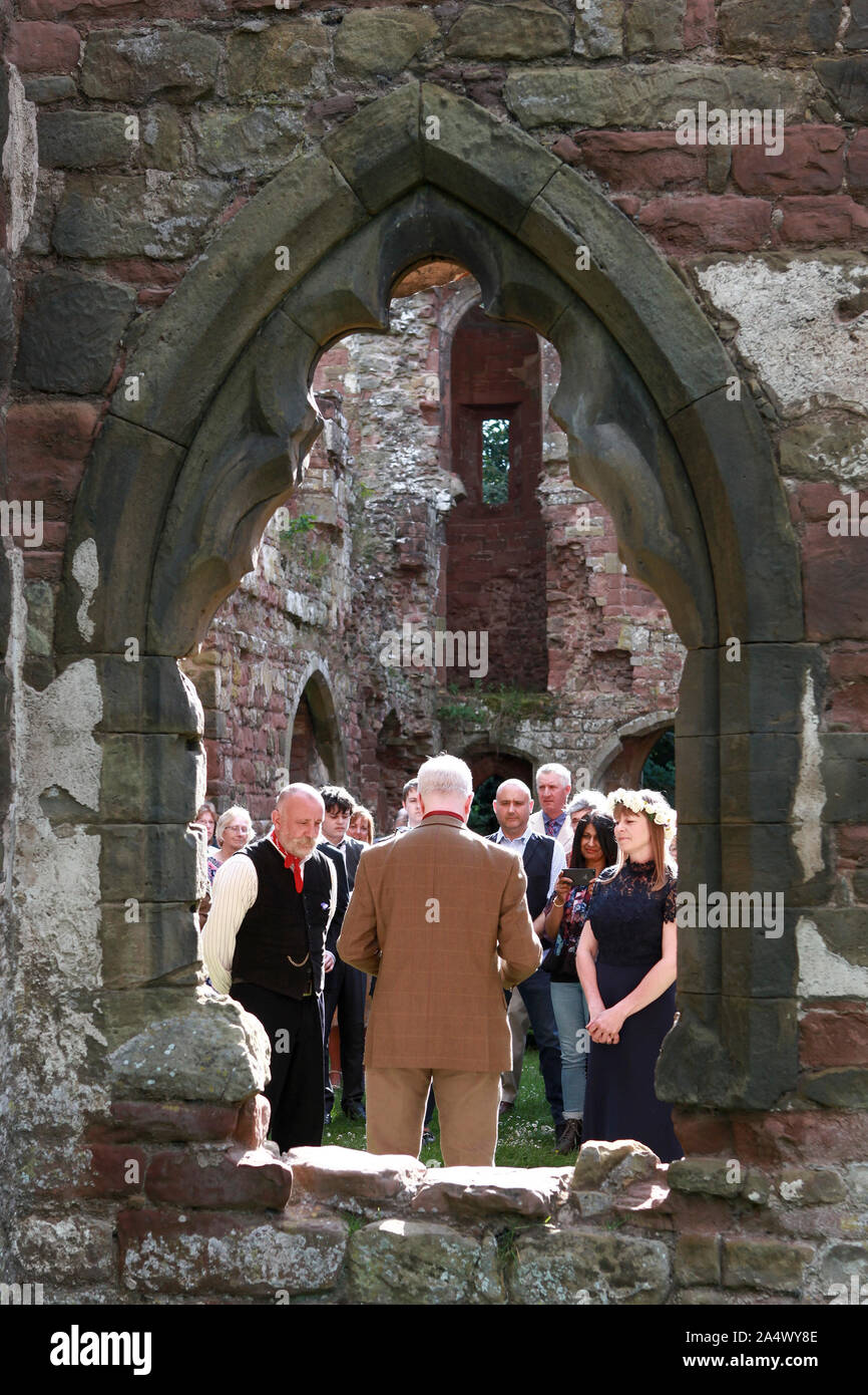 Cette image se rapporte à une cérémonie de mariage dans le Shropshire. Mariage, d'après l'époux, remonte au 11ème siècle. Banque D'Images