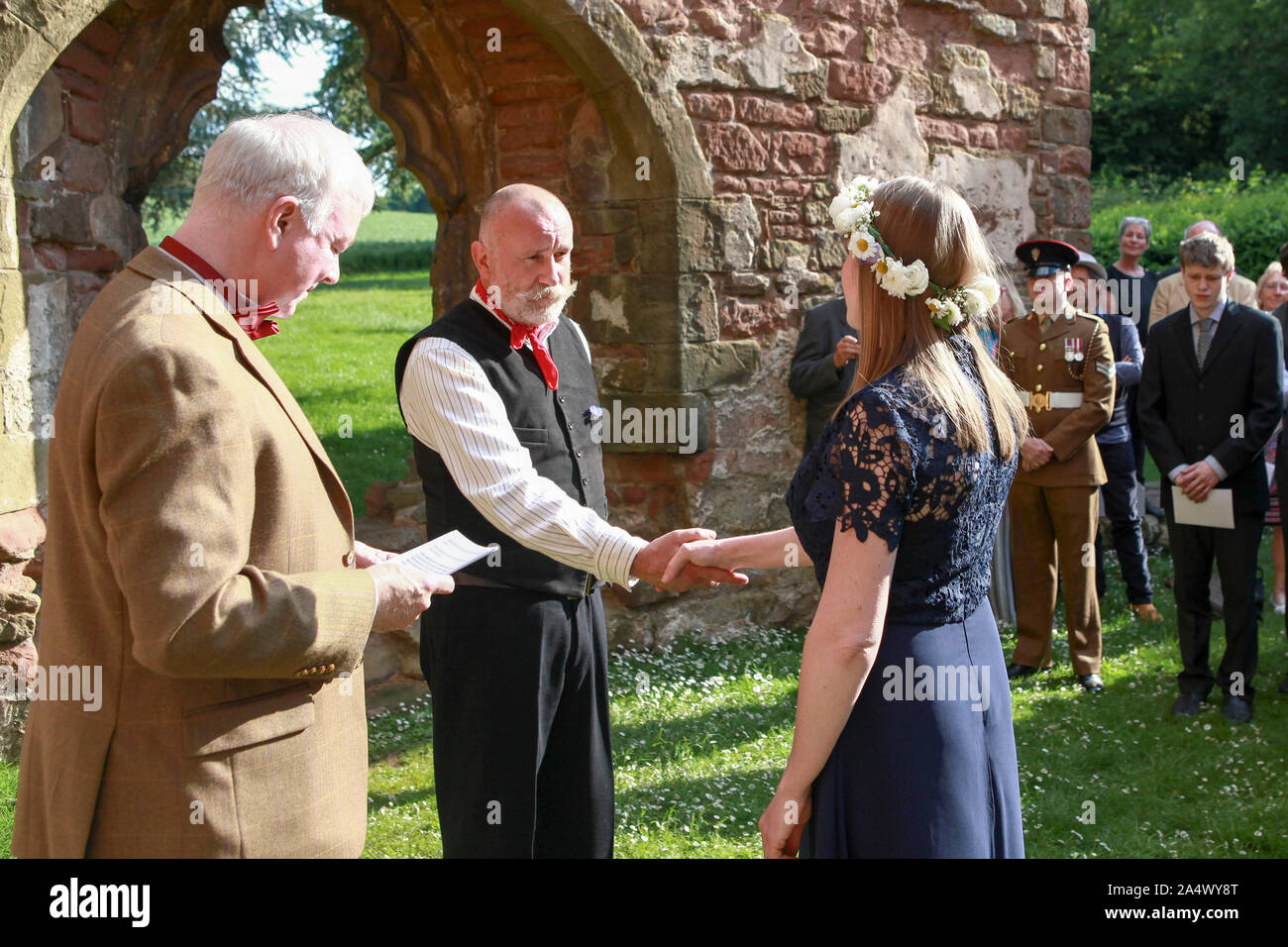 Cette image se rapporte à une cérémonie de mariage dans le Shropshire. Mariage, d'après l'époux, remonte au 11ème siècle. Banque D'Images