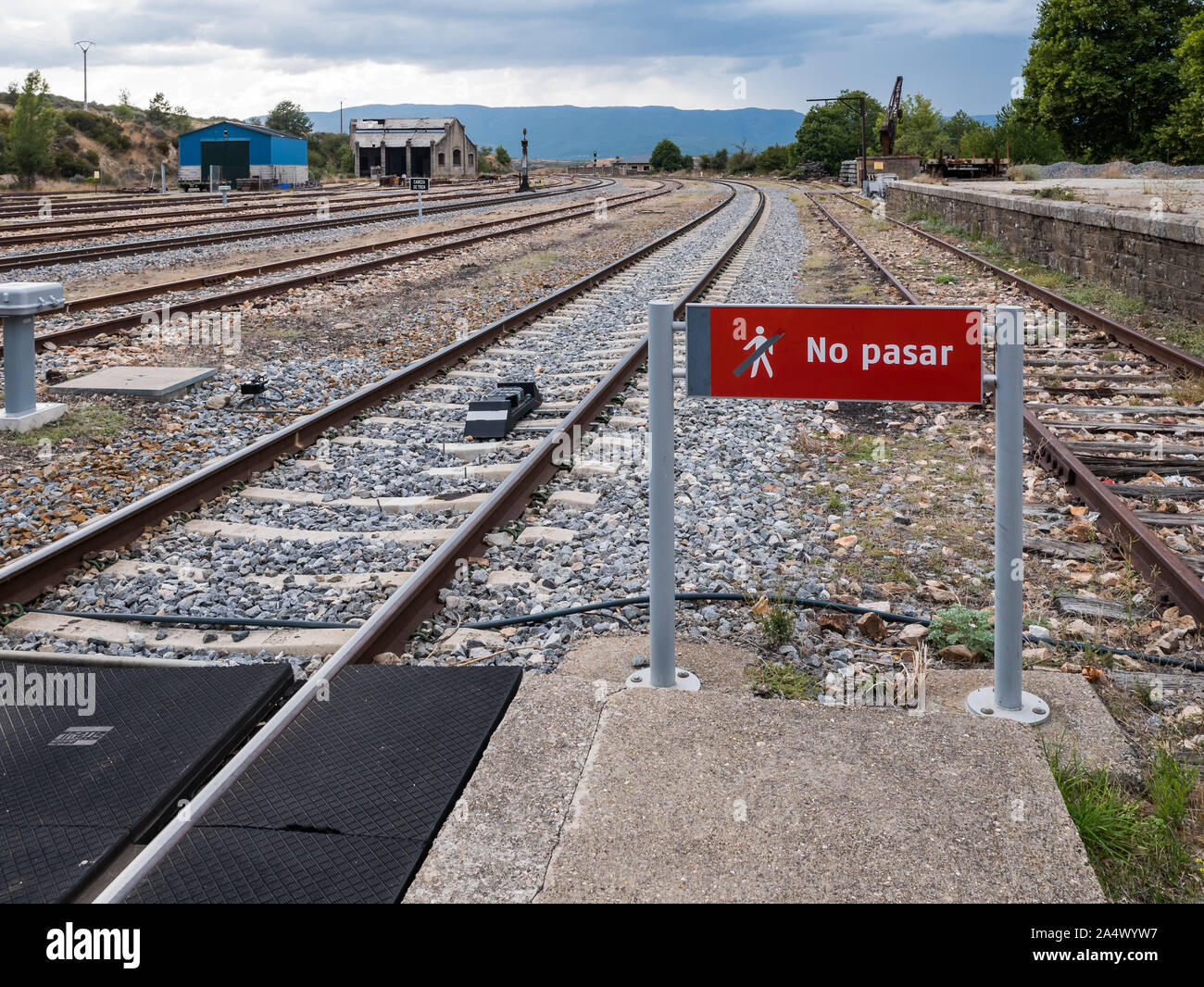 Panneau d'avertissement "Pas de pasar' (ne pas traverser) sur la gare, un emplacement possible d'accidents, Puebla de Sanabria, Espagne Banque D'Images