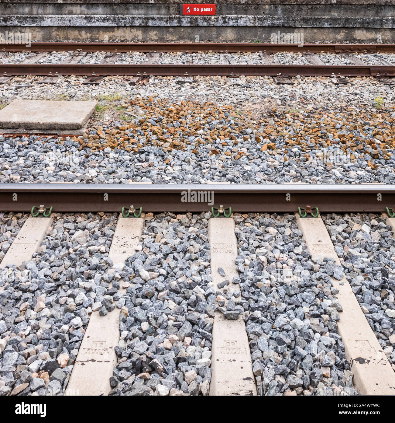 Panneau d'avertissement "Pas de pasar' (ne pas traverser) sur la gare, un emplacement possible d'accidents, Puebla de Sanabria, Espagne Banque D'Images