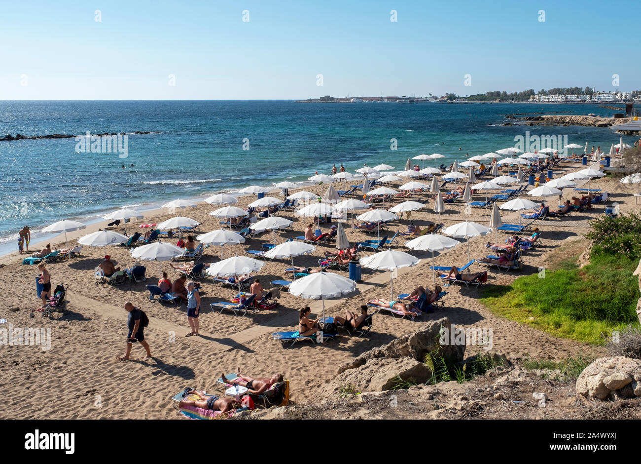 Les vacanciers sur une plage de sable fin dans le centre touristique de Paphos, Chypre. Banque D'Images