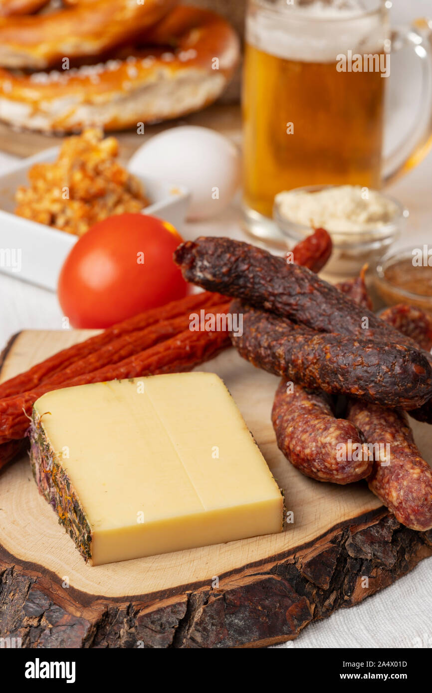 Les saucisses allemandes avec du fromage et de la bière Banque D'Images