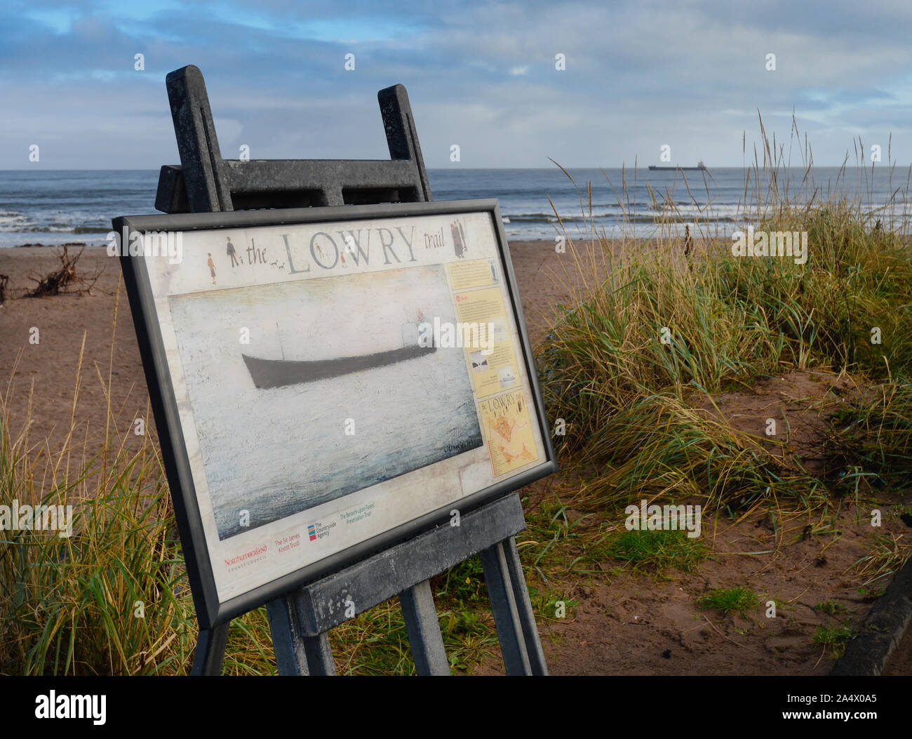 Une partie de la piste de Lowry dans Carnforth un conseil de l'information montrant un coaster attendent d'entrer Berwick docks avec un sous-verre ancrée Banque D'Images