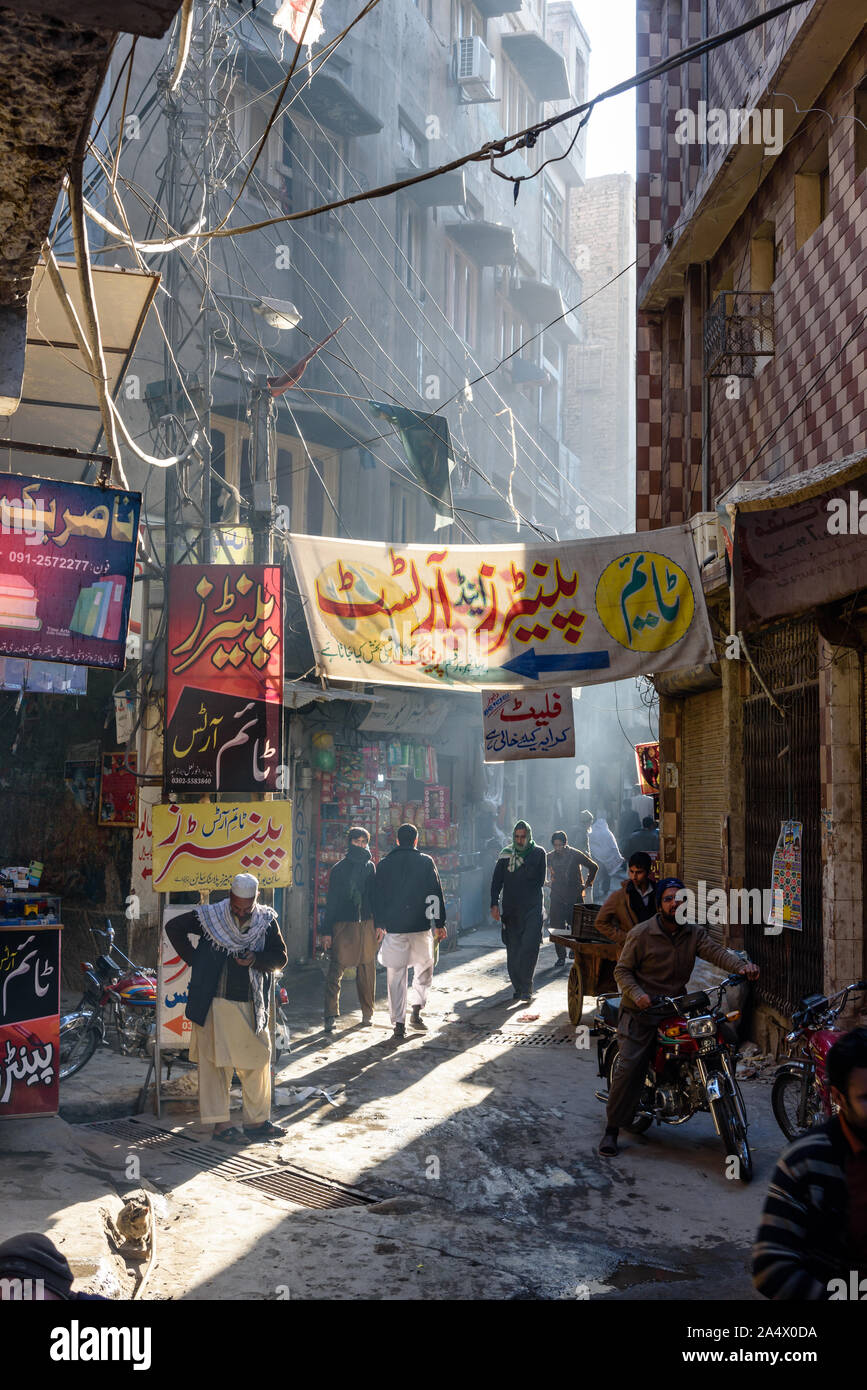 PAKISTAN PESHAWAR - janvier 01, 2015 : Les gens se promener à l'étroite rue de qissa khuwani baazaar, décoré avec des bannières colorées dans le vieux quar Banque D'Images