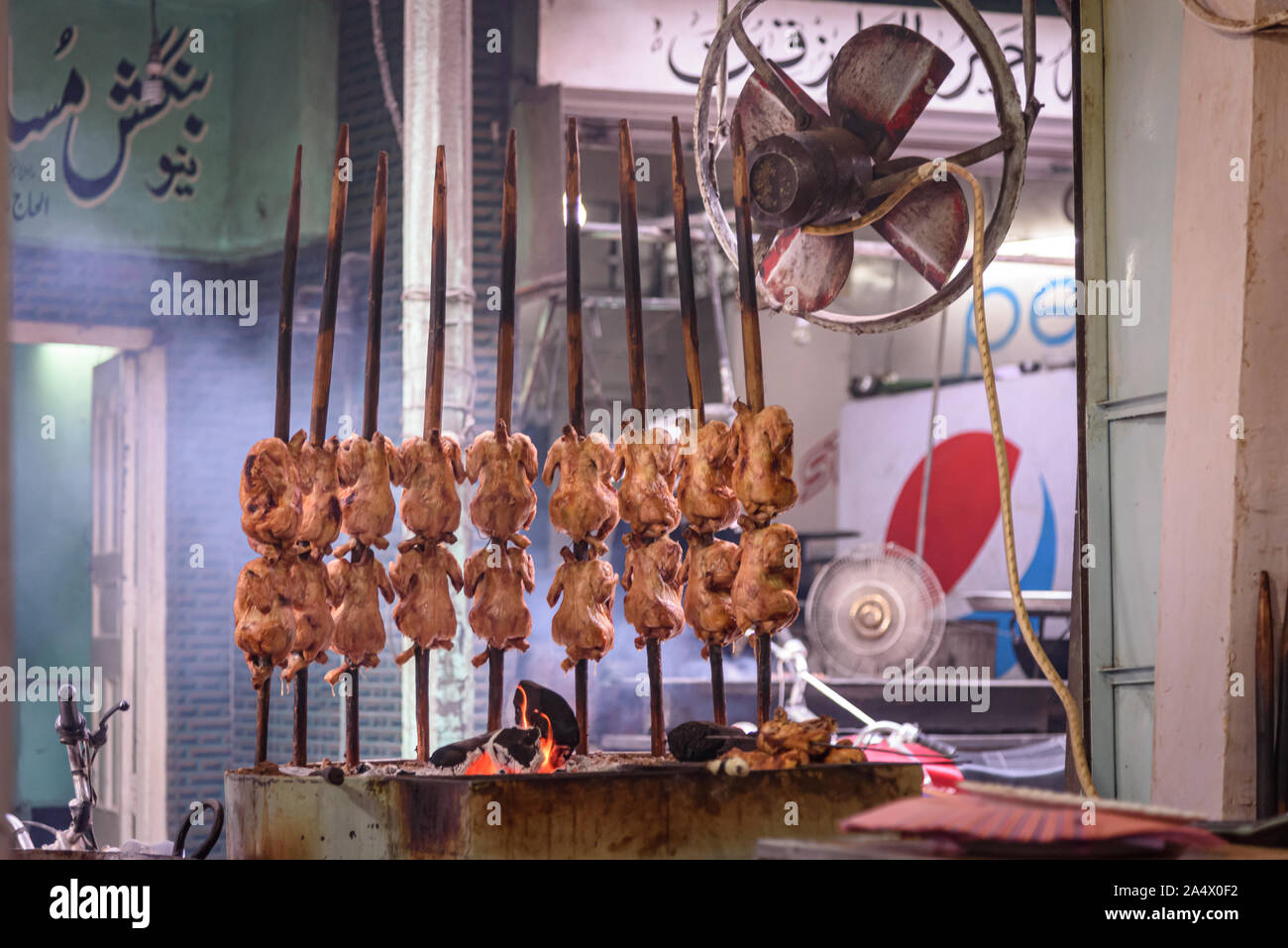 PESHAWAR, Pakistan, 01 janvier 2015 : la torréfaction de poulet sur les brochettes, pour une vente à Qissa khawani Bazar de Peshawar Pakistan ville. Banque D'Images