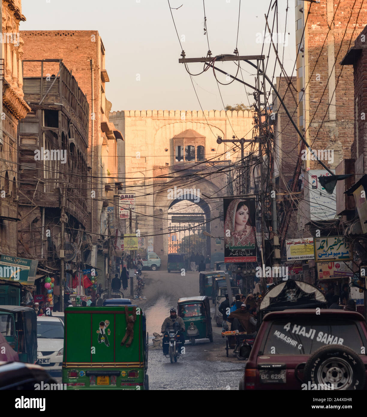 PESHAWAR, Pakistan - 01 janvier 2015 : La porte de la ville fortifiée vue de Bazar Kalan à Peshawar, ville du Pakistan. Banque D'Images